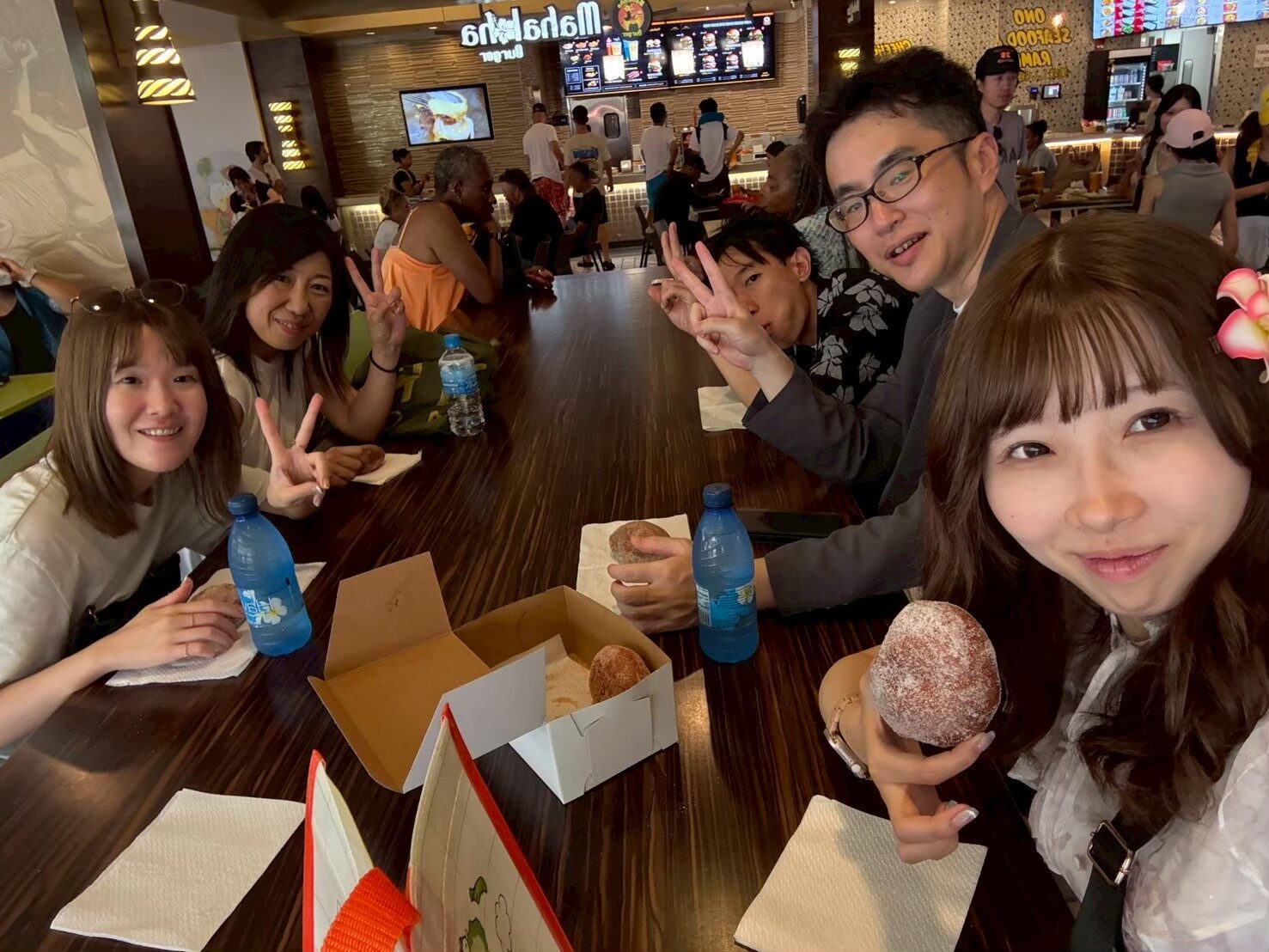 到着後の食事を楽しむ社員