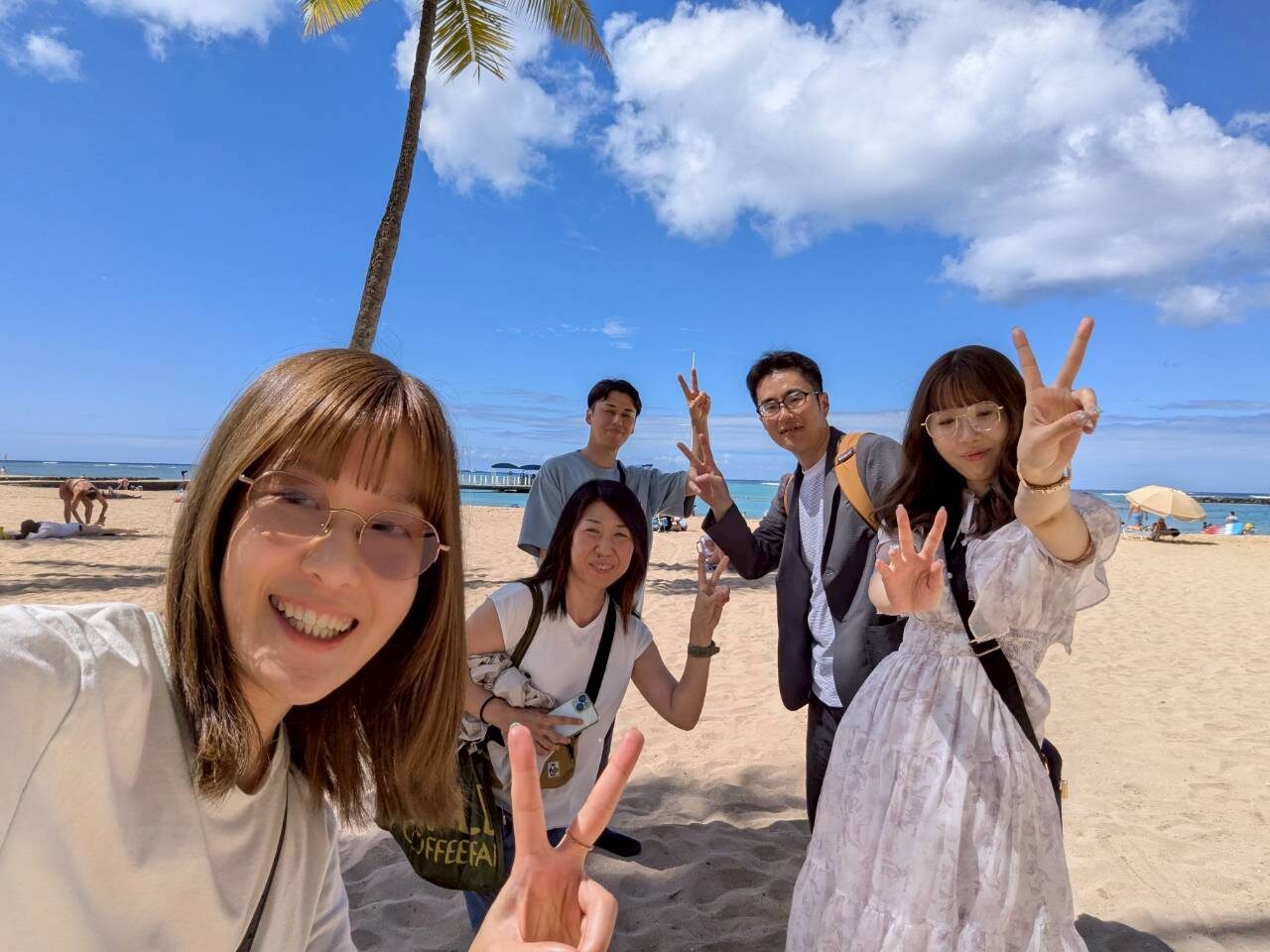 ワイキキビーチでの集合写真
