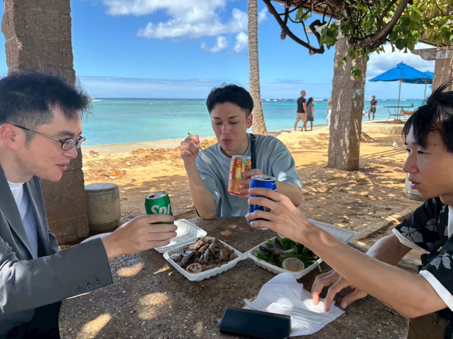 海辺で食事を楽しむ社員