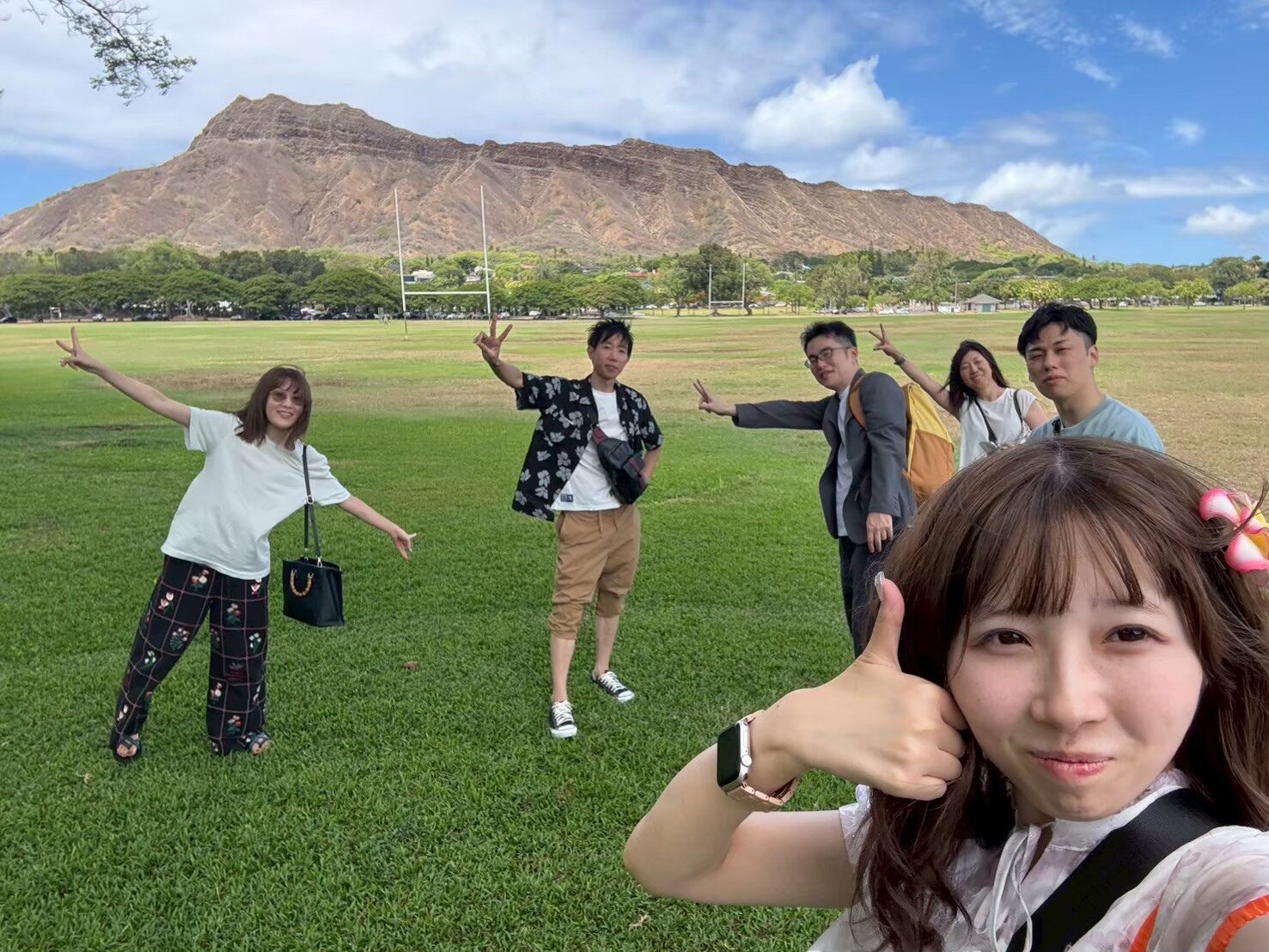 ダイヤモンドヘッドを背景にした集合写真